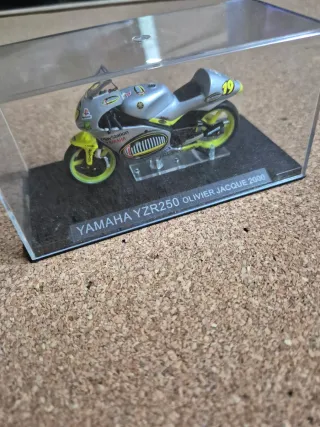 Maqueta Moto GP Yamaha YZR250 Olivier Jacque 2000