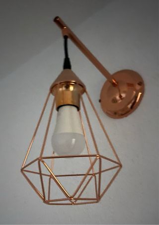 Lámpara de pared dorada de metal