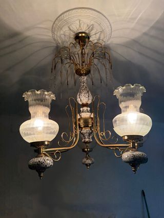 Lámpara de techo dorada y multicolor