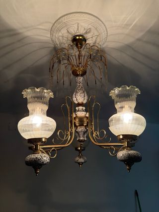 Lámpara de techo dorada y multicolor