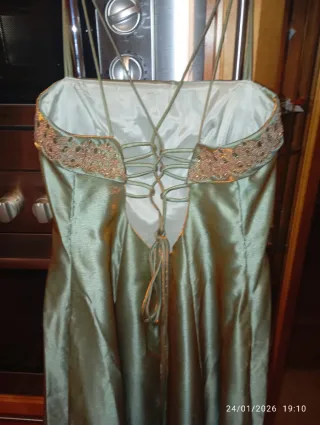 Vestido de fiesta verde y chal