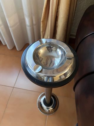 Cenicero de pie para sofá