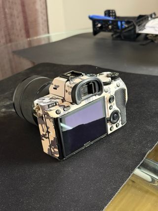 Cámara Sony Alpha 7 III con objetivo 28-70mm