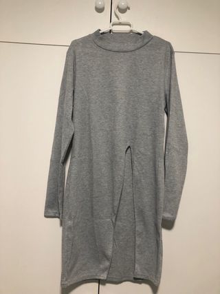 Camiseta larga gris con abertura