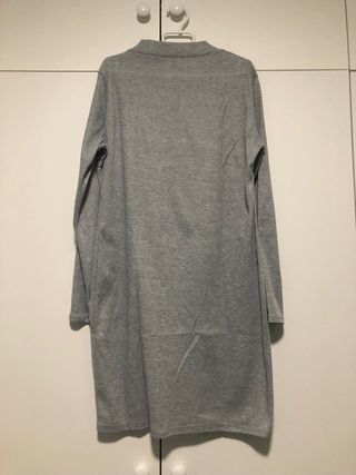 Camiseta larga gris con abertura