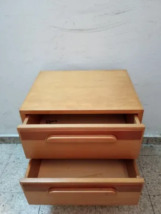 Mesita de noche de madera maciza