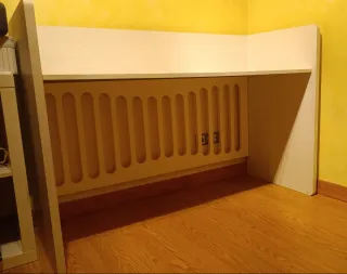 Escritorio de madera blanco grisáceo