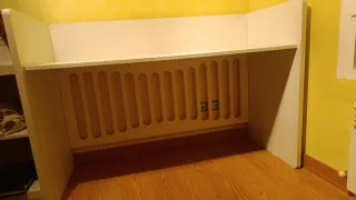 Escritorio de madera blanco grisáceo