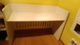 Escritorio de madera blanco grisáceo