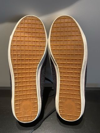 Zapatillas Fred Perry Gris y granate.