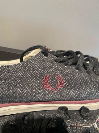 Zapatillas Fred Perry Gris y granate.