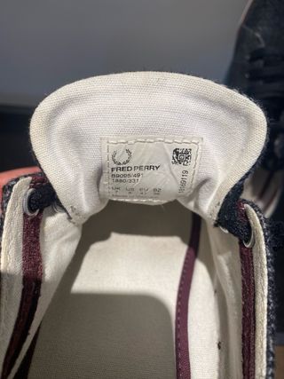 Zapatillas Fred Perry Gris y granate.