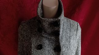 Abrigo Stradivarius gris y negro