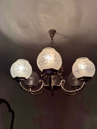 Lámpara de techo dorada con tulipas de cristal