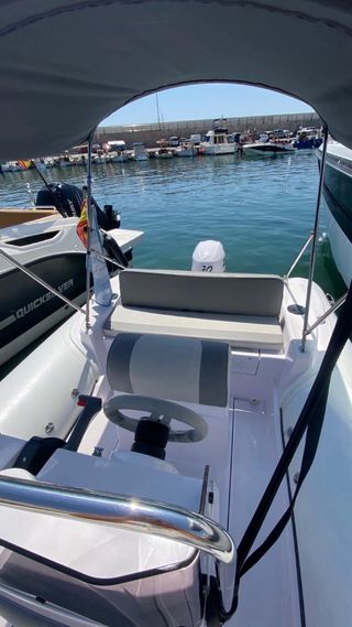 Embarcación seminueva