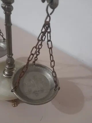 Antica bilancia in ottone