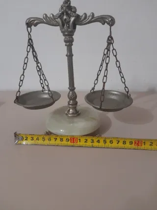 Antica bilancia in ottone