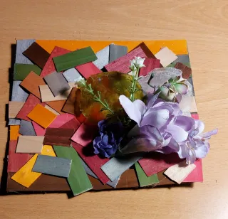 Centros de mesa decorativos morados y rojos