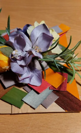 Centros de mesa decorativos morados y rojos