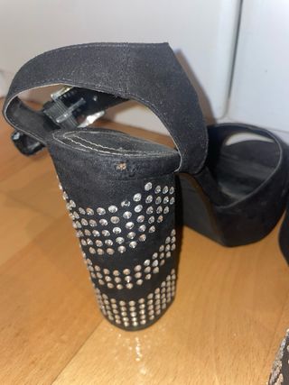 Tacones plataforma negros con pedrería
