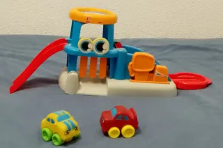 Garaje de juguete con coches