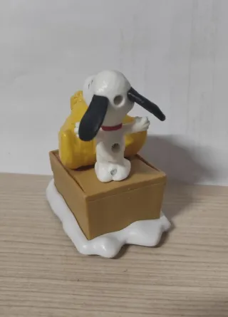 Statua dei personaggi Snoopy e Sally del fumetto