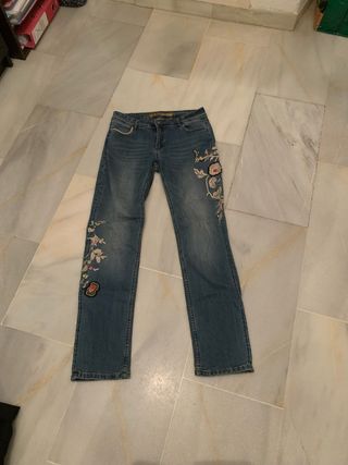 Vaqueros Desigual bordados