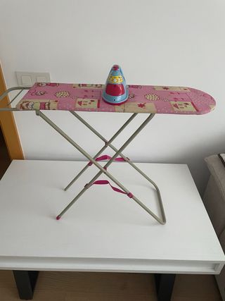 Tabla de planchar y plancha de juguete