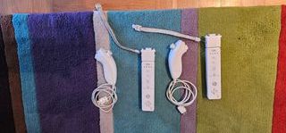 Nintendo Wii con 2 mandos motion plus + Nunchucks