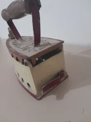 Antico ferro da stiro