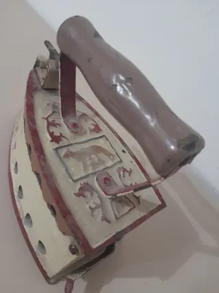Antico ferro da stiro