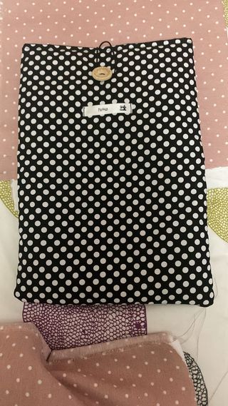 Guardalibros de tela con lunares
