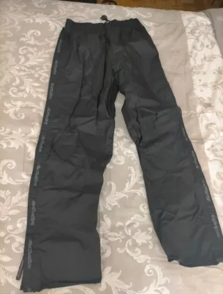 Pantalón impermeable negro