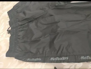 Pantalón impermeable negro