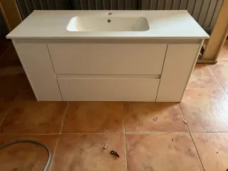 Mueble de baño suspendido con lavabo y grifo