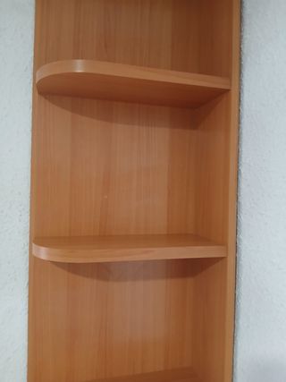Estantería de esquina de madera