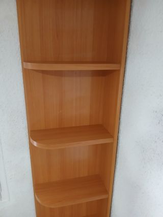 Estantería de esquina de madera