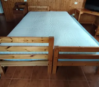 Camas de madera maciza + 3 colchones