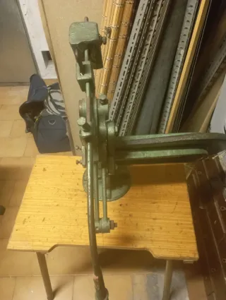 Cizalla manual antigua para cartón