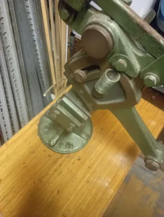 Cizalla manual antigua para cartón