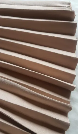 Falda Mango plisada rosa nude