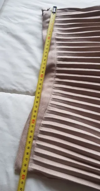 Falda Mango plisada rosa nude