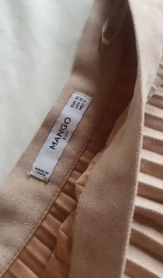 Falda Mango plisada rosa nude