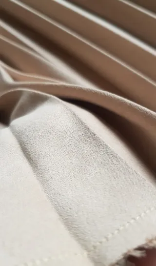 Falda Mango plisada rosa nude