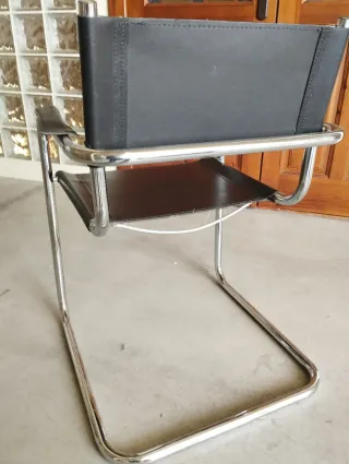 Silla de diseño metal y cuero negro