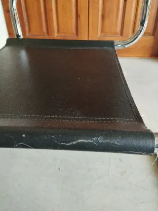 Silla de diseño metal y cuero negro