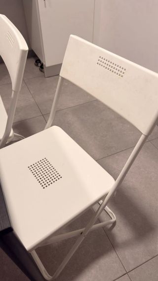 Mesa de cocina negra y blanca