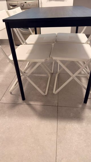 Mesa de cocina negra y blanca