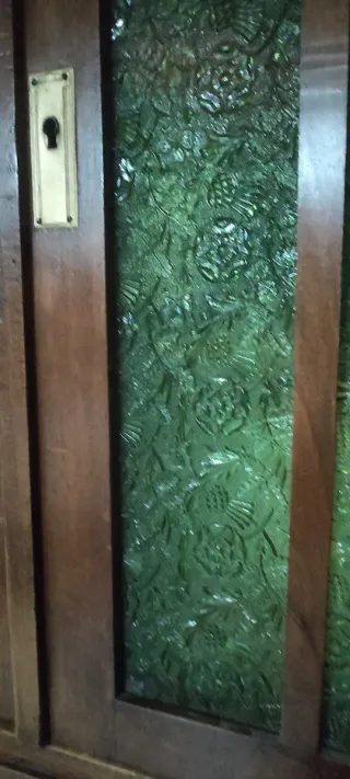 Alacena antigua de madera con puertas de cristal