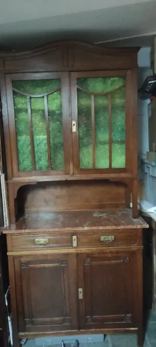 Alacena antigua de madera con puertas de cristal
